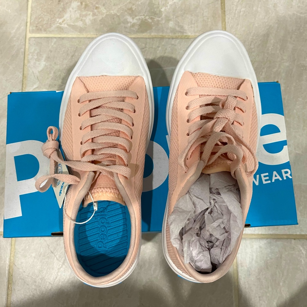 Brand New Unisex Sneakers Size 7 (Men’s 5)